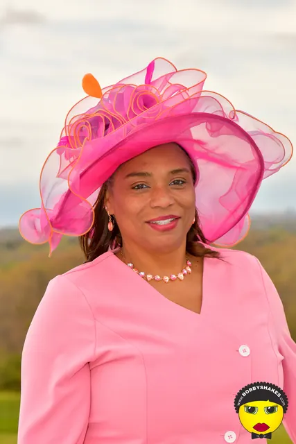 Guest in a wide pink organza hat